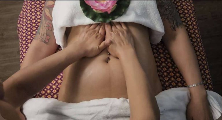 Lymphatic massage treatment on the abdomen at Siam Thai Yoga Massage